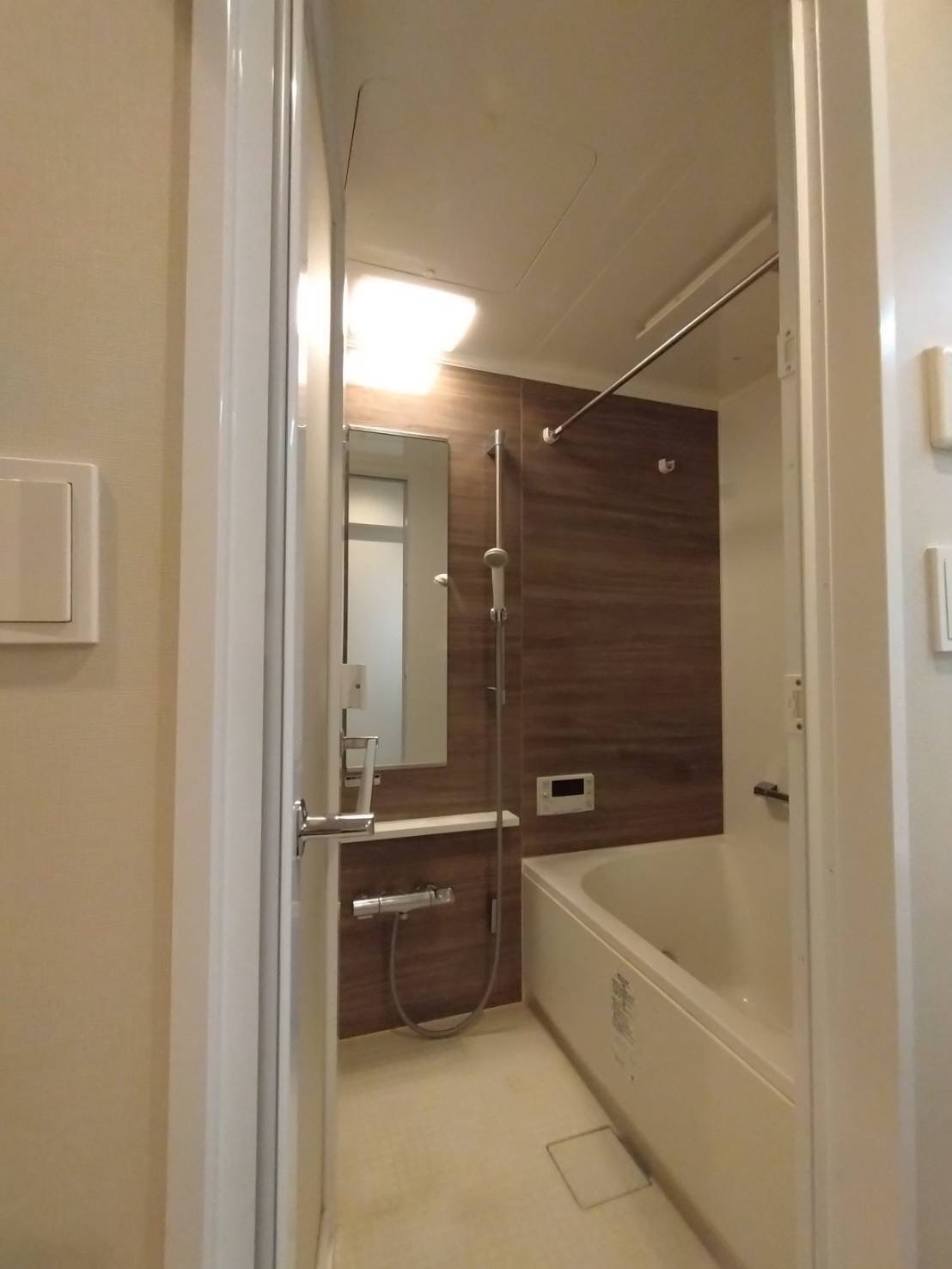 エクレール大倉山の浴室|浴室乾燥機を完備しており、カビの発生を抑えるとともに、冬場のヒートショック対策や雨の日の衣類乾燥にも