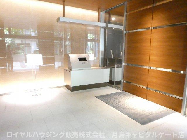 オートロック、エントランス内にコンシェルジュカウンターがあります。