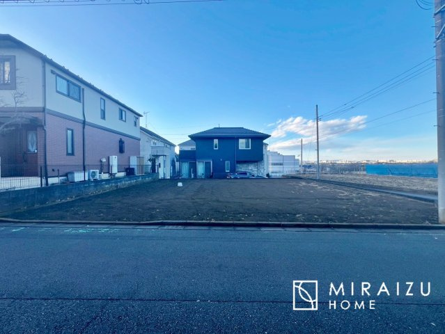 【前面道路含む現地写真】 | 陽の光をたっぷりと浴びながら気持ち良く生活が出来ます。夢のマイホーム、夢ではなく実現出来ます！見学・ご相談等、お気軽にご連絡下さい。