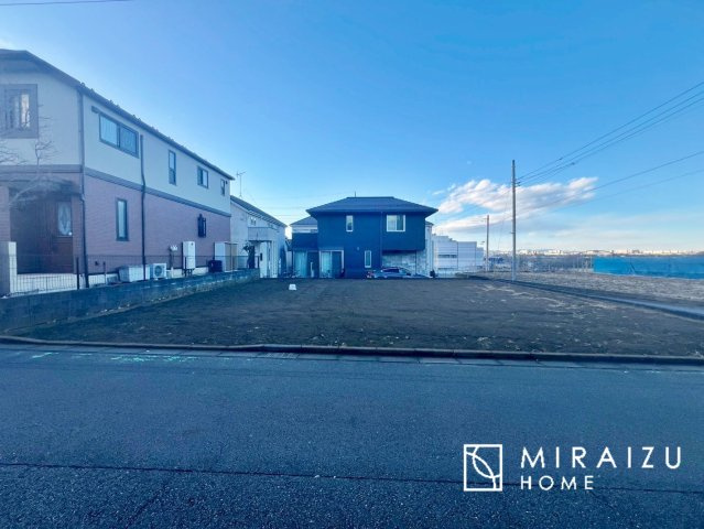 【外観】 | 運転が不安な方も安心な前面道路、きちんと幅員のある道路は女性にも安心です。整備されている道路は気持ちも良いですね♪
