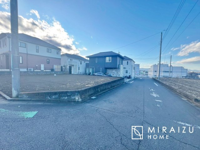 【前面道路含む現地写真】 | お車の運転に自信のない方でも安心かなと思います。とても解放感があり、日当たりも気持ちよさそうです。


