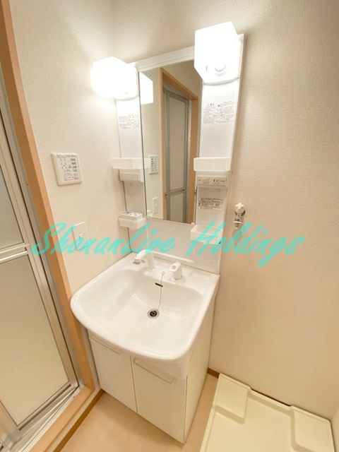 茅ヶ崎市十間坂２丁目の賃貸マンションの洗面所|掃除のしやすい洗髪洗面台です♪