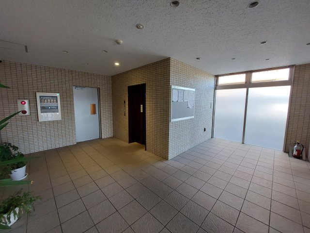 レ・モンデ新潟のロビー|オートロックのついたマンションになります。