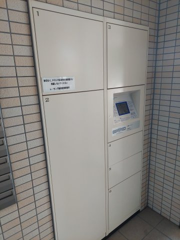 レ・モンデ新潟のその他共用部分|宅配ボックスになります。
留守でもお荷物の再配達の手間が省けますね。
