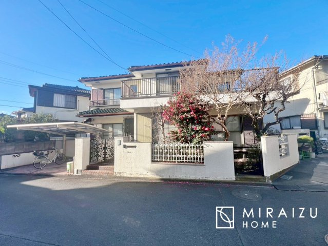 【前面道路含む現地写真】 | 通勤や家族の送迎など、毎日の生活にマイカーが欠かせない方にとって駐車場は大事な条件。敷地内にカースペースがあれば、お出かけやお買い物の際の搬入出も楽々です。
