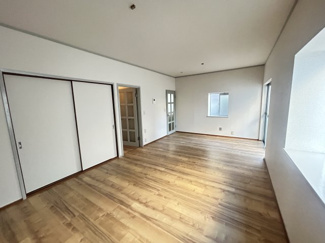 【居間・リビング】 | 千葉市花見川区犢橋町　千葉都市モノレール「スポーツセンター」駅 | 明るく開放的な空間が広がるリビングダイニング。室内には豊かな陽光が注ぎ込み、爽やかな住空間を演出。