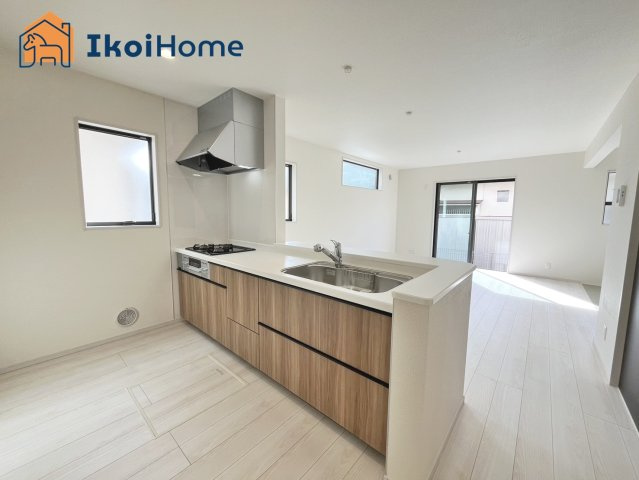 明石市魚住町金ケ崎　新築戸建のキッチン|◆同社施工例◆キッチンと同色のカップボードの設置依頼を承ることが多いです。お気軽にご相談下さいませ