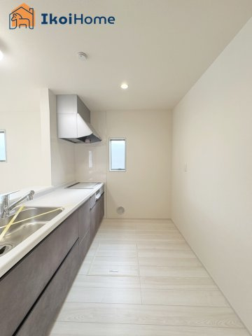 明石市魚住町金ケ崎　新築戸建のキッチン|◆同社施工例◆キッチンと同色のカップボードの設置依頼を承ることが多いです。お気軽にご相談下さいませ