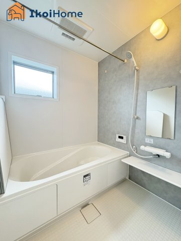 明石市魚住町金ケ崎　新築戸建の浴室|◆同社施工例◆足を伸ばしてご入浴いただけるゆったりとした浴槽です。ベンチタイプで半身浴も可能です。