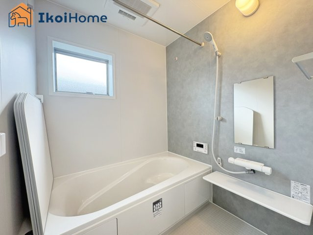 明石市魚住町金ケ崎　新築戸建の浴室|◆同社施工例◆小窓があり換気良好の浴室です。清潔な空間を保てます。