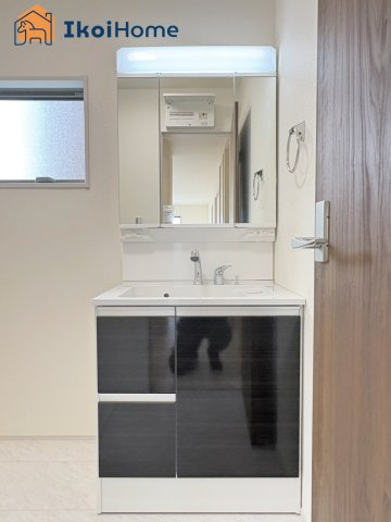 明石市魚住町金ケ崎　新築戸建の洗面所|◆同社施工例◆洗面台はお化粧をする時にも便利な３面鏡＆お掃除の際にも便利なハンドシャワータイプです。