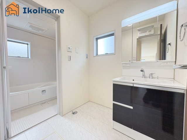 明石市魚住町金ケ崎　新築戸建の洗面所|◆同社施工例◆畳２枚分の一般的な洗面室です。追加で収納棚等を付けると大変便利です。