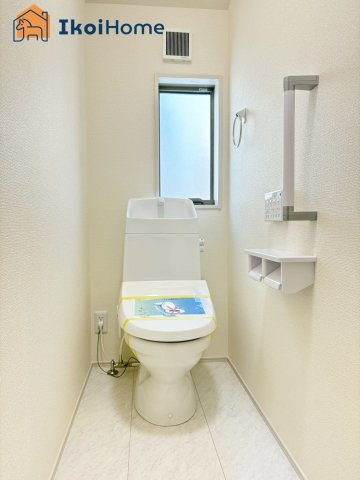 明石市魚住町金ケ崎　新築戸建のトイレ|◆同社施工例◆トイレが2か所あるので夜中も安心です。朝のトイレ渋滞も心配いりません。