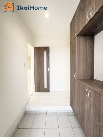 明石市魚住町金ケ崎　新築戸建の玄関|◆同社施工例◆玄関には靴をたくさん収納できるシューズボックスを完備しております！