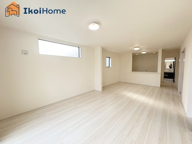 明石市魚住町金ケ崎　新築戸建の居間・リビング|◆同社施工例◆リビングは長方形で家具を配置しやすい間取りとなっております。