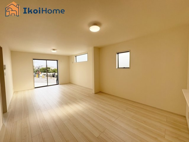 明石市魚住町金ケ崎　新築戸建の居間・リビング|◆同社施工例◆広々としたLDKは開放感があり、大型家具を設置しても圧迫感がありません。