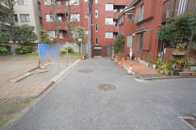 西麻布１　土地の前面道路含む現地写真|東側公道 幅員 約3.92～3.94m 接道 約4.9m
東側私道 幅員 約3.92～4.00m 接道 約11.1m
