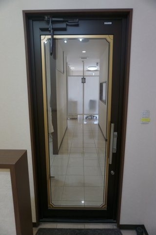 草加市氷川町店舗3階の玄関