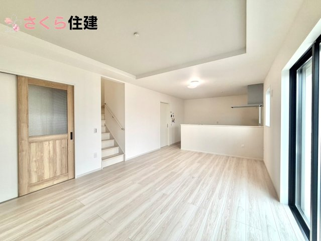 リガーレさくら市卯の里1期　1号棟の居間・リビング|広々17帖LDLは南向きで日当たり良好。ゆったりとした時間の流れる開放的なくつろぎの空間！
