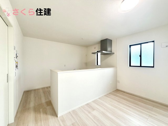 リガーレさくら市卯の里1期　1号棟のキッチン|対面式システムキッチン。リビングを見渡せるキッチンで家族の様子をうかがいながら料理がはかどりそう！
