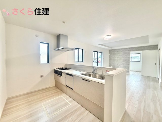リガーレさくら市卯の里1期　1号棟のキッチン|お子様と並んで料理をしても余裕のゆとりのキッチン。お子様と一緒に料理も叶いますよ♪