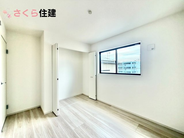 リガーレさくら市卯の里1期　1号棟の洋室|各部屋に収納あります！荷物が多い子育て世代や、趣味道具の多い方にもうれしいですね！