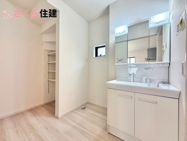 リガーレさくら市卯の里1期　1号棟の独立洗面台|ゆとりある広さの洗面所。両サイド収納の洗面台で、二人ならんで同時の身支度もスムーズです。