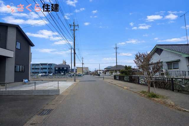 リガーレさくら市卯の里1期　1号棟の前面道路含む現地写真|前面道路は9ｍ。閑静な住宅街の一角になります。