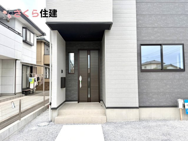 リガーレさくら市卯の里1期　1号棟の玄関|玄関扉はスマートキー対応で、両手に荷物があっても楽に簡単開け閉め！もちろんモニター付きインターホン！