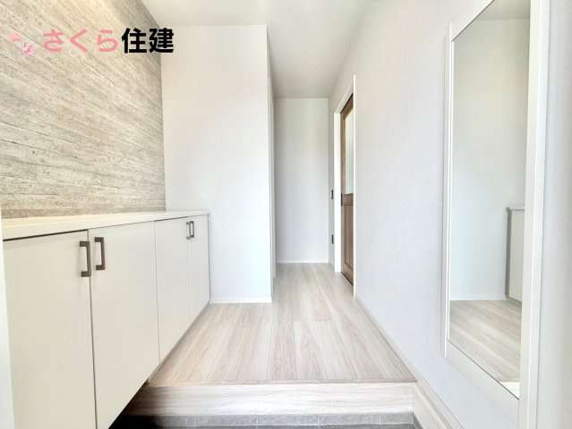 リガーレさくら市卯の里1期　1号棟の玄関|人を迎え入れる最初の場所は清潔感がある空間にして、帰った時も『我が家』を最初に感じて貰える素敵な空間