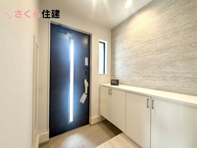 リガーレさくら市卯の里1期　1号棟の玄関|玄関がいつも片づく大容量シューズボックス。お子様の靴のサイズが大きくなっていっても安心の広々スペース