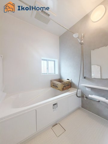 明石市大久保町西島　新築戸建の浴室|【ホームページに現地動画掲載中】●年中無休：当日予約可●小窓付きの換気良好の浴室。清潔な空間です。