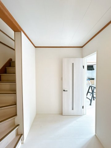 【その他共用部分】 | 網走市向陽ヶ丘３丁目３ー２１　中古売家 | 【リフォーム後】廊下は床と壁紙の張替えを行いました。白色の建材を使用していますので清潔感のある雰囲気になっております。