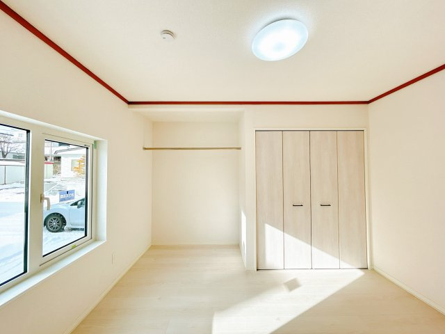 【洋室】 | 網走市向陽ヶ丘３丁目３ー２１　中古売家 | 【リフォーム後】1階和室は洋室へ変更を行いました。こちらのお部屋も窓は新品交換しております。