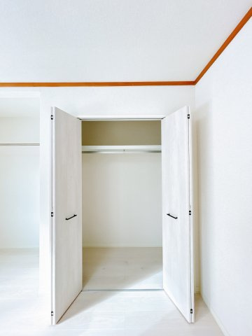 【収納】 | 網走市向陽ヶ丘３丁目３ー２１　中古売家 | 【リフォーム後】収納は押し入れからクローゼットへ交換を行いました。