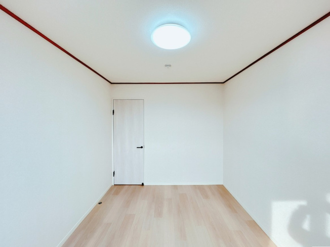 【洋室】 | 網走市向陽ヶ丘３丁目３ー２１　中古売家 | 【リフォーム後】2階東側居室です。床と壁紙の張替えを行いました。