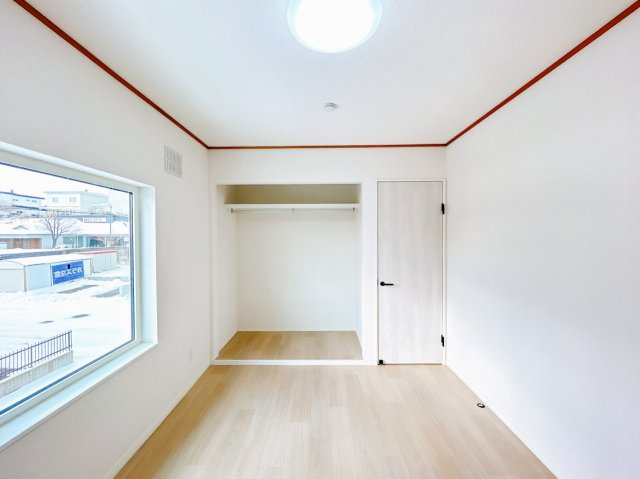 【洋室】 | 網走市向陽ヶ丘３丁目３ー２１　中古売家 | 【リフォーム後】2階南側居室です。床と壁紙の張替えを行いました。こちらにはオープンクローゼットを設けました。