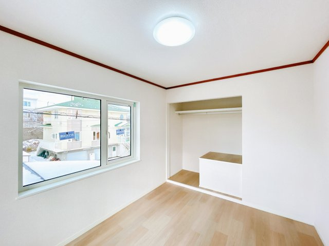 【洋室】 | 網走市向陽ヶ丘３丁目３ー２１　中古売家 | 【リフォーム後】2階北側居室です。床と壁紙の張替えを行いました。こちらにはオープンクローゼットを設けました。