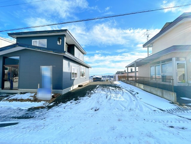 【駐車場】 | 網走市向陽ヶ丘３丁目３ー２１　中古売家 | 【リフォーム後】除草と砂利引きを行い駐車場を作成致しました。並列駐車可能です。