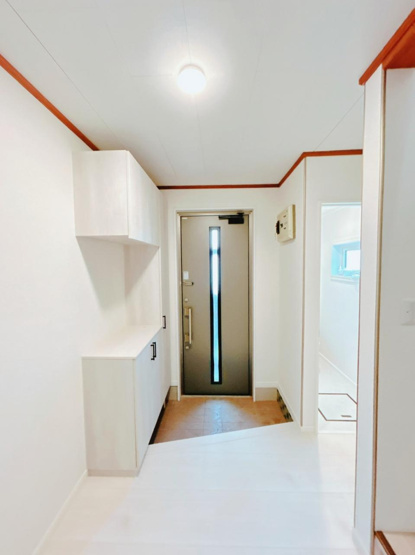 【玄関】 | 網走市向陽ヶ丘３丁目３ー２１　中古売家 | 【リフォーム後】玄関ホールは床と壁紙の張替えを行いました。白と統一していますので明るく清潔感のある印象になっています。