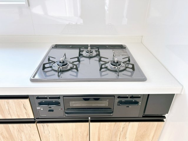 【キッチン】 | 網走市向陽ヶ丘３丁目３ー２１　中古売家 | 【リフォーム後】3口コンロになっていますので同時調理ができ時間短縮になりますね。