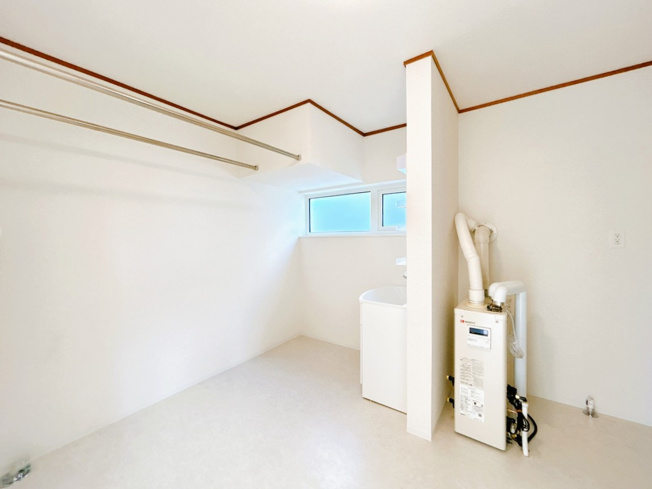 【脱衣所】 | 網走市向陽ヶ丘３丁目３ー２１　中古売家 | 【リフォーム後】脱衣所には洗濯物をかけるポールを設置致しました。