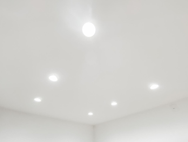 【発電・温水設備】 | 網走市向陽ヶ丘３丁目３ー２１　中古売家 | 【リフォーム後】LDK部分にはダウンライトを採用します。天井の高さやリビングの広さを感じやすい仕様です。