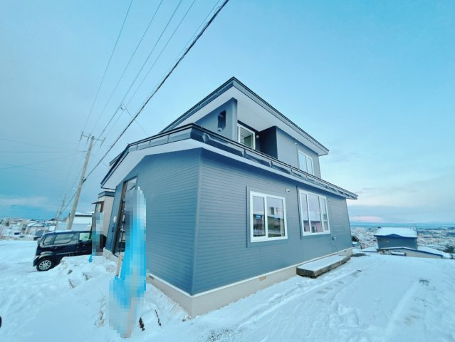 【外観】 | 網走市向陽ヶ丘３丁目３ー２１　中古売家 | 【リフォーム後】屋根、外壁は塗装を行い、窓は新品に入れ替えを行いました。