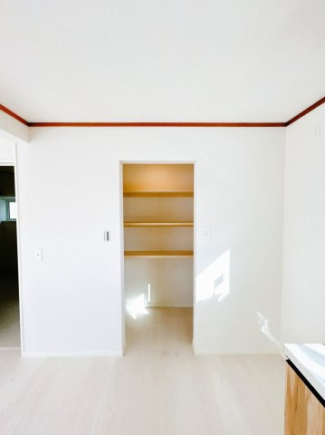 【収納】 | 網走市向陽ヶ丘３丁目３ー２１　中古売家 | 【リフォーム後】キッチン横にはパントリーを設けました。ゴミ箱やお米など置くのに便利ですね。