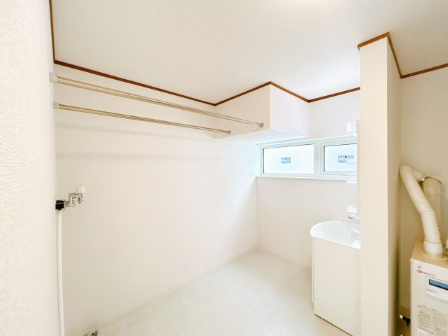 【脱衣所】 | 網走市向陽ヶ丘３丁目３ー２１　中古売家 | 【リフォーム後】脱衣所は床と壁紙の張替えを行いました。洗濯物を干せるようにポールも設置致しました。