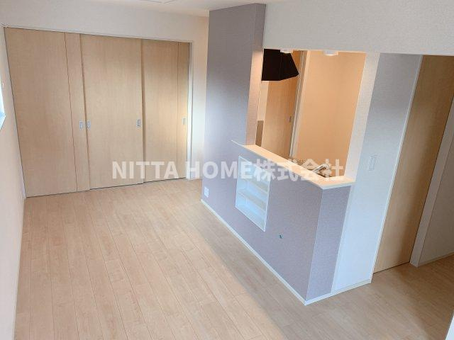 ザ　カルムスペース　ササヤマ２の居間・リビング|アクセントクロスがオシャレです◆