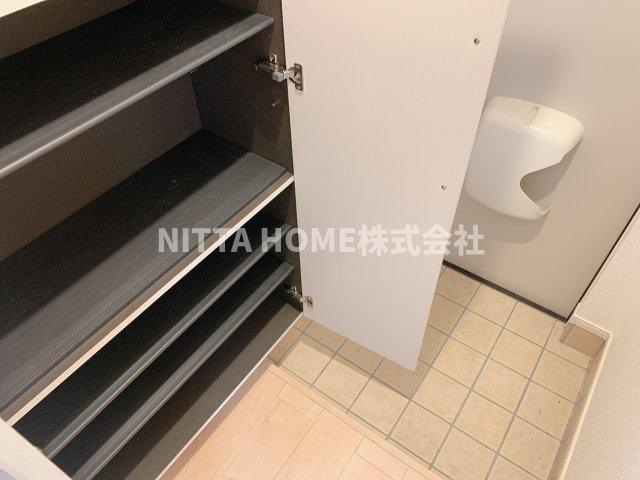 ザ　カルムスペース　ササヤマ２の玄関|シューズボックスも収納豊富です！