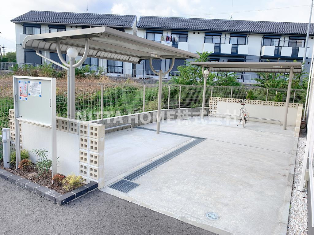 ザ　カルムスペース　ササヤマ２のエントランス|屋根付きの駐輪場は無料です★