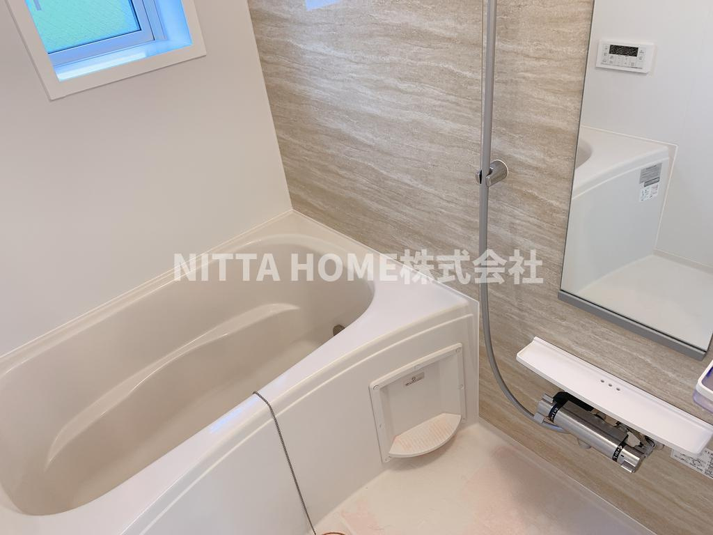 ザ　カルムスペース　ササヤマ２の浴室|衛生面でも嬉しい小窓付き◎